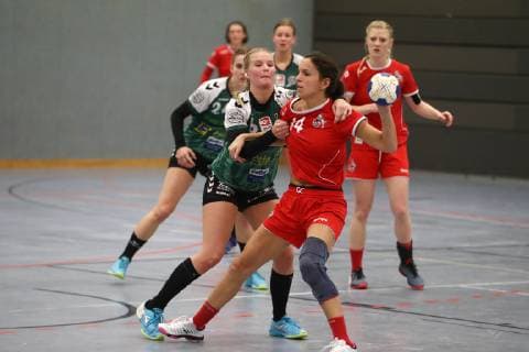 1.FC Köln vs. TV Aldekerk 07 Handball Damen 3.Bundesliga West von links: Pia Sophie Ruetten (TV), Felicia Idelberger (1.FC Köln) 15.12.2018