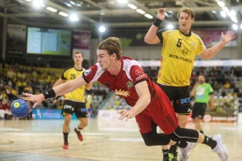Valentin Spohn (TuS N-Luebbecke) vorbei an Markus Hagelin (HSC 2000 Coburg)(hinten) HSC 2000 Coburg TuS N-Luebbecke , 2.Liga Handball, 15.12.2018 Coburg Copyright: xEIBNER Rosenbuschx EP_eer