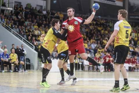 Jo Gerrit Genz (TuS N-Luebbecke) gegen Max Jaeger (HSC 2000 Coburg)(links) HSC 2000 Coburg TuS N-Luebbecke , 2.Liga Handball, 15.12.2018 Coburg Copyright: xEIBNER Rosenbuschx EP_eer