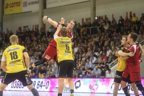 Valentin Spohn (TuS N-Luebbecke) gegen Markus Hagelin (HSC 2000 Coburg)(vorne) HSC 2000 Coburg TuS N-Luebbecke , 2.Liga Handball, 15.12.2018 Coburg Copyright: xEIBNER Rosenbuschx EP_eer