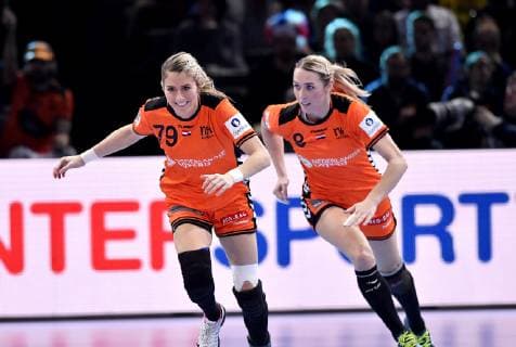 Handball, EM Damen, Spiel um Platz 3, Rumänien - Niederlande 16-12-2018 HANDBAL: 13TH WOMENS EUROPEAN HANDBALL CHAMPIONSHIPS: ROEMENIE-NEDERLAND: PARIJS Estavana Polman (l) en Foto: SCS Soenar Chamid xVIxVIxImagesx xSoenarxChamidxsportfotografiexIVx 13089285
