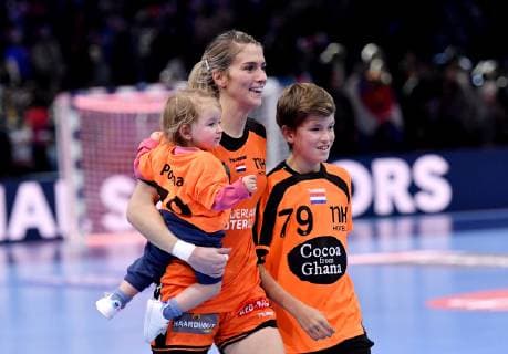Handball, EM Damen, Spiel um Platz 3, Rumänien - Niederlande 16-12-2018 HANDBAL: 13TH WOMENS EUROPEAN HANDBALL CHAMPIONSHIPS: ROEMENIE-NEDERLAND: PARIJS Estavana Polman met Damian en Jesslynn Foto: SCS Soenar Chamid xVIxVIxImagesx xSoenarxChamidxsportfotografiexIVx 13089352
