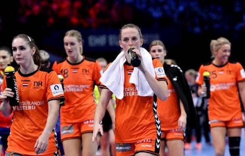 Handball, EM Damen, Spiel um Platz 3, Rumänien - Niederlande 16-12-2018 HANDBAL: 13TH WOMENS EUROPEAN HANDBALL CHAMPIONSHIPS: ROEMENIE-NEDERLAND: Laura van der Heijden (NED) (l) Foto: SCS Soenar Chamid xVIxVIxImagesx xSoenarxChamidxsportfotografiexIVx 13089403