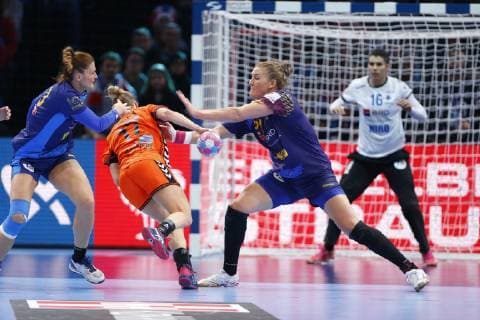 Handball, EM Damen, Spiel um Platz 3, Rumänien - Niederlande Nicke Groot (Pays Bas) vs Crina Elena Pintea (Roumanie) HANDBALL : Roumanie vs Pays Bas - Petite Finale Euro feminin - 16 12 2018 GwendolineLeGoff Panoramic 