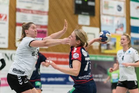 Becky van Nijf (TuS Lintfort 14), Freya Stonawski (SG H2Ku Herrenberg Kuties 71), SG H2Ku Herrenberg Kuties vs. TuS Lintfort, Handball, 2.Bundesliga, Frauen, HBF, Saison 18 19, 16.12.2018, SG H2Ku Herrenberg Kuties vs. TuS Lintfort, Handball, 2.Bundesliga, Frauen, HBF, Saison 18 19, 16.12.2018 Herrenberg Copyright: xEIBNER WolfgangxFrankx EP_WFK