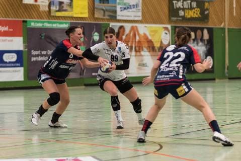 Laureen Kappus (SG H2Ku Herrenberg Kuties 08), Loes Vandewal (TuS Lintfort 99), Marie-Christine Beddies (SG H2Ku Herrenberg Kuties 22), SG H2Ku Herrenberg Kuties vs. TuS Lintfort, Handball, 2.Bundesliga, Frauen, HBF, Saison 18 19, 16.12.2018, SG H2Ku Herrenberg Kuties vs. TuS Lintfort, Handball, 2.Bundesliga, Frauen, HBF, Saison 18 19, 16.12.2018 Herrenberg Copyright: xEIBNER WolfgangxFrankx EP_WFK