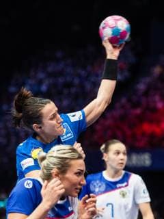 Handball, EM Damen, Finale, Russland - Frankreich 181216 Polina Kuznetsova of Russia and Pauline Coatanea of France during the EHF European Women?s Handball Championship final match between Russia and France on December 16, 2018 in Paris. Photo: Jon Olav Nesvold BILDBYRAN kod JE 160386 Copyright: JONxOLAVxNESVOLD BB181216JE016