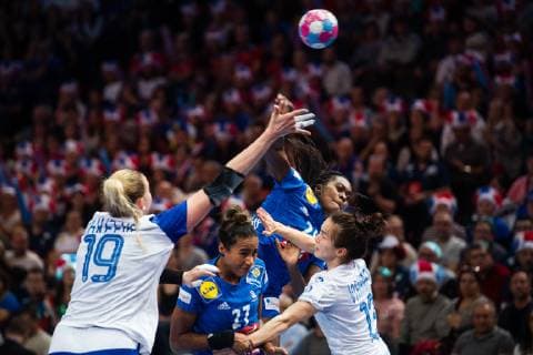 Handball, EM Damen, Finale, Russland - Frankreich 181216 Ksenija Makejeva and Anna Vjachireva of Russia defends against Estelle Nze Minko and Grace Zaadi of France during the EHF European Women?s Handball Championship final match between Russia and France on December 16, 2018 in Paris. Photo: Jon Olav Nesvold BILDBYRAN kod JE 160386 Copyright: JONxOLAVxNESVOLD BB181216JE021