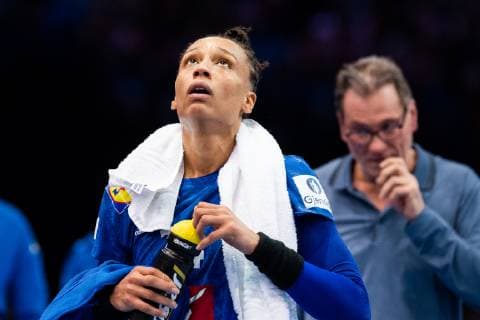 Handball, EM Damen, Finale, Russland - Frankreich 181216 Beatrice Edwige and Olivier Krumbholz, head coach of France look dejected during the EHF European Women?s Handball Championship final match between Russia and France on December 16, 2018 in Paris. Photo: Jon Olav Nesvold BILDBYRAN kod JE 160386 Copyright: JONxOLAVxNESVOLD BB181216JE024
