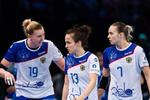 Handball, EM Damen, Finale, Russland - Frankreich 181216 Ksenija Makejeva, Anna Vjachireva and Darja Dmitrjeva of Russia look dejected during the EHF European Women?s Handball Championship final match between Russia and France on December 16, 2018 in Paris. Photo: Jon Olav Nesvold BILDBYRAN kod JE 160386 Copyright: JONxOLAVxNESVOLD BB181216JE025