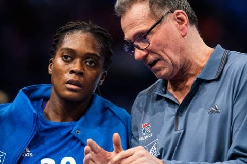 Handball, EM Damen, Finale, Russland - Frankreich 181216 Gnonsiane Niombla and Olivier Krumbholz, head coach in discussion during the EHF European Women?s Handball Championship final match between Russia and France on December 16, 2018 in Paris. Photo: Jon Olav Nesvold BILDBYRAN kod JE 160386 Copyright: JONxOLAVxNESVOLD BB181216JE026
