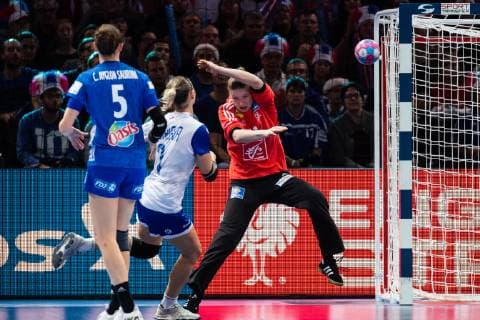 Handball, EM Damen, Finale, Russland - Frankreich 181216 goalkeeper Amandine Leynaud of France with a save during the EHF European Women?s Handball Championship final match between Russia and France on December 16, 2018 in Paris. Photo: Jon Olav Nesvold BILDBYRAN kod JE 160386 Copyright: JONxOLAVxNESVOLD BB181216JE028