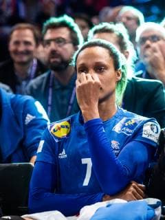 Handball, EM Damen, Finale, Russland - Frankreich 181216 Allison Pineau of France looks dejected at the stands after receiving a red card during the EHF European Women?s Handball Championship final match between Russia and France on December 16, 2018 in Paris. Photo: Jon Olav Nesvold BILDBYRAN kod JE 160386 Copyright: JONxOLAVxNESVOLD BB181216JE034