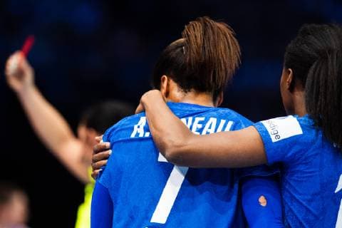 Handball, EM Damen, Finale, Russland - Frankreich 181216 Allison Pineau of France cries and looks dejected after receiving a red card during the EHF European Women?s Handball Championship final match between Russia and France on December 16, 2018 in Paris. Photo: Jon Olav Nesvold BILDBYRAN kod JE 160386 Copyright: JONxOLAVxNESVOLD BB181216JE037