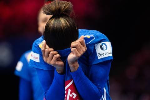 Handball, EM Damen, Finale, Russland - Frankreich 181216 Allison Pineau of France reacts after receiving a red card during the EHF European Women?s Handball Championship final match between Russia and France on December 16, 2018 in Paris. Photo: Jon Olav Nesvold BILDBYRAN kod JE 160386 Copyright: JONxOLAVxNESVOLD BB181216JE039