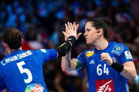 Handball, EM Damen, Frankreich ist Europameister Handball, EM Damen, Finale, Russland - Frankreich 181216 Camille Ayglon-Saurina and Alexandra Lacrabere of France celebrates during the EHF European Women?s Handball Championship final match between Russia and France on December 16, 2018 in Paris. Photo: Jon Olav Nesvold BILDBYRAN kod JE 160386 Copyright: JONxOLAVxNESVOLD BB181216JE045