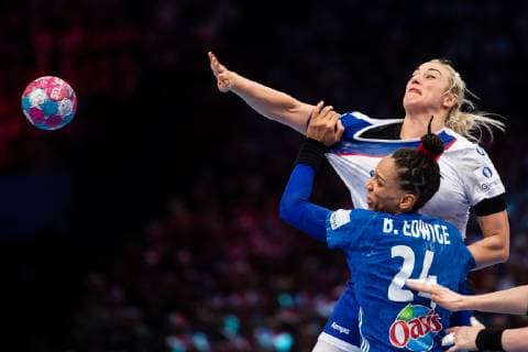 Sport Bilder des Tages Handball, EM Damen, Frankreich ist Europameister Handball, EM Damen, Finale, Russland - Frankreich 181216 Beatrice Edwige of France defends against Anna Sen of Russia during the EHF European Women?s Handball Championship final match between Russia and France on December 16, 2018 in Paris. Photo: Jon Olav Nesvold BILDBYRAN kod JE 160386 Copyright: JONxOLAVxNESVOLD BB181216JE047