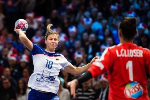 Handball, EM Damen, Finale, Russland - Frankreich 181216 Daria Samokhina of Russia with a shot during the EHF European Women?s Handball Championship final match between Russia and France on December 16, 2018 in Paris. Photo: Jon Olav Nesvold BILDBYRAN kod JE 160386 Copyright: JONxOLAVxNESVOLD BB181216JE048