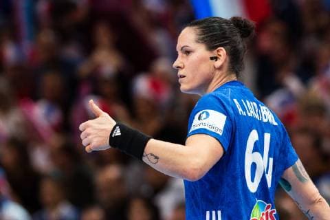 Handball, EM Damen, Finale, Russland - Frankreich 181216 Alexandra Lacrabere of France celebrates giving a thumbs-up during the EHF European Women?s Handball Championship final match between Russia and France on December 16, 2018 in Paris. Photo: Jon Olav Nesvold BILDBYRAN kod JE 160386 Copyright: JONxOLAVxNESVOLD BB181216JE049