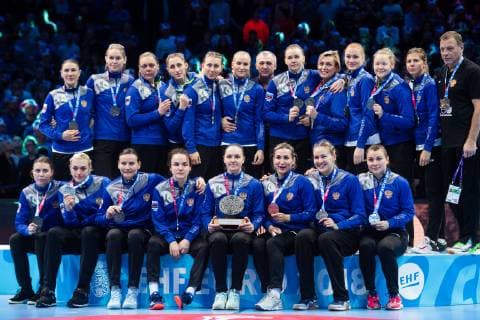 Handball, EM Damen, Frankreich ist Europameister 181216 Players of Russia pose for a picture with their silver medals at the medal ceremony after the EHF European Women?s Handball Championship final match between Russia and France on December 16, 2018 in Paris. Photo: Jon Olav Nesvold BILDBYRAN kod JE 160386 Copyright: JONxOLAVxNESVOLD BB181216JE067