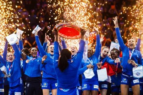 Handball, EM Damen, Frankreich ist Europameister 181216 Allison Pineau of France celebrates lifting the trophy in front of team mates at the medal ceremony after the EHF European Women?s Handball Championship final match between Russia and France on December 16, 2018 in Paris. Photo: Jon Olav Nesvold BILDBYRAN kod JE 160386 Copyright: JONxOLAVxNESVOLD BB181216JE075