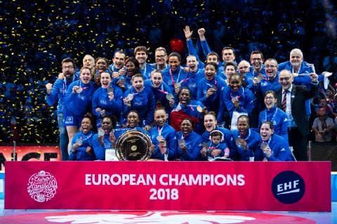 Handball, EM Damen, Frankreich ist Europameister 181216 Players of France celebrate with the trophy at the medal ceremony after the EHF European Women?s Handball Championship final match between Russia and France on December 16, 2018 in Paris. Photo: Jon Olav Nesvold BILDBYRAN kod JE 160386 Copyright: JONxOLAVxNESVOLD BB181216JE077