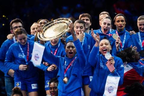 Sport Bilder des Tages Handball, EM Damen, Frankreich ist Europameister 181216 Siraba Dembele Pavlovic of France celebrate with the trophy at the medal ceremony after the EHF European WomenÕs Handball Championship final match between Russia and France on December 16, 2018 in Paris. Photo: Jon Olav Nesvold BILDBYRN kod JE 160386 Copyright: JONxOLAVxNESVOLD BB181216JE084