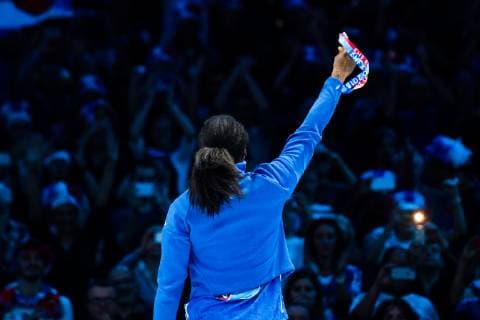 Handball, EM Damen, Frankreich ist Europameister 181216 Siraba Dembele Pavlovic of France holds up her gold medal showing it for the audience at the medal ceremony after the EHF European WomenÕs Handball Championship final match between Russia and France on December 16, 2018 in Paris. Photo: Jon Olav Nesvold BILDBYRN kod JE 160386 Copyright: JONxOLAVxNESVOLD BB181216JE087