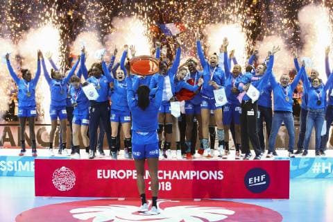 Handball, EM Damen, Frankreich ist Europameister Joie equipe de France victorieuse avec trophee HANDBALL : Russie vs France - Finale Euro feminin - 16 12 2018 GwendolineLeGoff Panoramic 