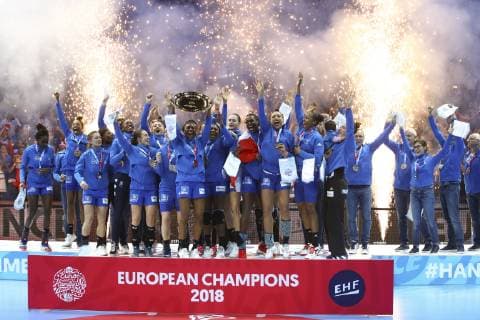 Handball, EM Damen, Frankreich ist Europameister Joie equipe de France victorieuse avec trophee HANDBALL : Russie vs France - Finale Euro feminin - 16 12 2018 GwendolineLeGoff Panoramic 