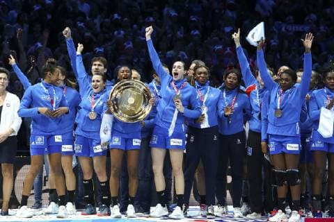 Handball, EM Damen, Frankreich ist Europameister Joie equipe de France victorieuse avec trophee HANDBALL : Russie vs France - Finale Euro feminin - 16 12 2018 GwendolineLeGoff Panoramic 