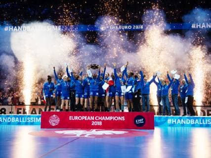 Handball, EM Damen, Frankreich ist Europameister 181216 Players of France celebrate with the trophy at the medal ceremony after the EHF European Women?s Handball Championship final match between Russia and France on December 16, 2018 in Paris. Photo: Jon Olav Nesvold BILDBYRAN kod JE 160386 Copyright: JONxOLAVxNESVOLD BB181216JE091