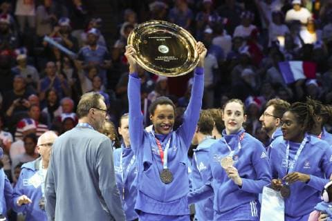 Handball, EM Damen, Frankreich ist Europameister Joie Allison Pineau (France) avec Alexandra Lacrabere (France) avec trophee HANDBALL : Russie vs France - Finale Euro feminin - 16 12 2018 GwendolineLeGoff Panoramic 