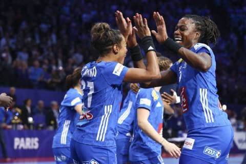 Handball, EM Damen, Frankreich ist Europameister Joie Estelle Nze Minko (France) et Astride Ngouan (France) victorieuse HANDBALL : Russie vs France - Finale Euro feminin - 16 12 2018 GwendolineLeGoff Panoramic 