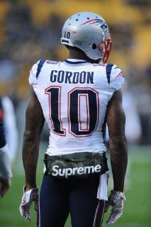 December 16th, 2018: Patriots 10 Josh Gordon with the Supreme hand warmer during the Pittsburgh Steelers vs New England Patriots game at Heinz Field in Pittsburgh, PA. CSM NFL American Football Herren USA 2018: Steelers vs Patriots DEC 16 - ZUMAcp5_ 20181216_zaf_cp5_059 Copyright: xJasonxPohuskix