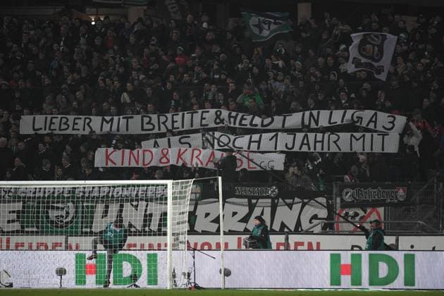 15.12.2018, Fussball GER, Saison 2018 2019, 1. Bundesliga, 15. Spieltag, Hannover 96 - FC Bayern Muenchen 0:4, sparent der Hannover Fans fuer Trainer Andre Breitenreiter (Hannover 96) und Sportdirektor Horst Heldt (Hannover 96) und gegen Praesident Martin Kind (Hannover 96) DFL REGULATIONS PROHIBIT ANY USE OF PHOTOGRAPHS AS IMAGE SEQUENCES AND OR QUASI-VIDEO.