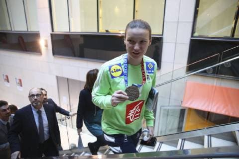 Amandine Leynaud (France) avec medaille NEWS : Equipe de France Championne d Europe de handball a la Caisse d Epargne - 17 12 2018 GwendolineLeGoff Panoramic 