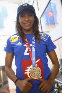 Estelle Nze Minko (France) avec medaille NEWS : Equipe de France Championne d Europe de handball a la Caisse d Epargne - 17 12 2018 GwendolineLeGoff Panoramic 