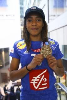 Estelle Nze Minko (France) avec medaille NEWS : Equipe de France Championne d Europe de handball a la Caisse d Epargne - 17 12 2018 GwendolineLeGoff Panoramic 