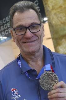 Olivier Krumbhloz ( Entraineur coach France) avec medaille NEWS : Equipe de France Championne d Europe de handball a la Caisse d Epargne - 17 12 2018 GwendolineLeGoff Panoramic 