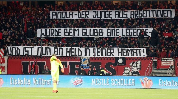 Fussball, BL, 1. Bundesliga, Saison 2018 2019, Herren, Deutschland, 14.12.2018, 15. Spieltag, 1. FC Nürnberg - VfL Wolfsburg, v.l. Fans, Zuschauer, , 1. FC Nürnberg , ehren ex-spieler, Javier Pinola, *** football BL 1 Bundesliga season 2018 2019 men Germany 14 12 2018 15 matchday 1 FC Nürnberg VfL Wolfsburg v l fans spectators 1 FC Nürnberg honour ex player Javier Pinola