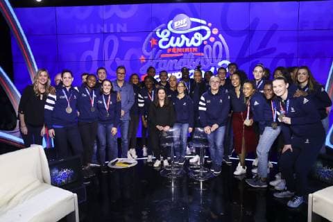 Sport Bilder des Tages Marie Patrux Amelie Goudjo et toute l Equipe de France feminine Championne d Europe et le staff HANDBALL : L Equipe de France feminine Championne d Europe de handball sur le plateau de Beinsports - 17 12 2018 GwendolineLeGoff Panoramic 
