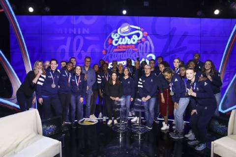 Marie Patrux Amelie Goudjo et toute l Equipe de France feminine Championne d Europe et le staff HANDBALL : L Equipe de France feminine Championne d Europe de handball sur le plateau de Beinsports - 17 12 2018 GwendolineLeGoff Panoramic 
