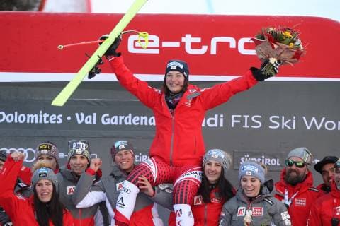 ALPINE SKIING - FIS WC Val Gardena VAL GARDENA,ITALY,18.DEC.18 - ALPINE SKIING - FIS World Cup, downhill, ladies, award ceremony. Image shows Ramona Siebenhofer (AUT) with the Austrian coaching team. GEPAxpictures xChristianxWalgram