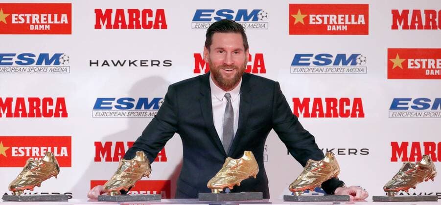 Sport Themen der Woche KW51 Sport Bilder des Tages FC Barcelona Barca s Argentinian striker, Lionel Messi, poses after receiving his fifth Golden Boot trophy, as top scorer of the European National soccer Leagues, in Barcelona, northeastern Spain, 18 December 2018. Messi receives his fifth Golden Boot trophy !ACHTUNG: NUR REDAKTIONELLE NUTZUNG!  Copyright: xAlejandroxGarcíax GRAFCAT1588 20181218-636807418152416513