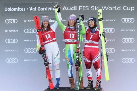 Sport Bilder des Tages ALPINE SKIING - FIS WC Val Gardena VAL GARDENA,ITALY,18.DEC.18 - ALPINE SKIING - FIS World Cup, downhill, ladies. Image shows the rejoicing of Nicol Delago (ITA), Ilka Stuhec (SLO) and Ramona Siebenhofer (AUT). Keywords: Stoeckli. GEPAxpictures xChristianxWalgram