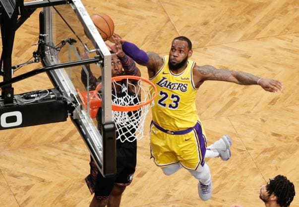 Sport Themen der Woche KW51 Los Angeles Lakers LeBron James and Brooklyn Nets Rondae Hollis-Jefferson reach for a rebound in the first half at Barclays Center in New York City on December 18, 2018. The Nets defeated the Lakers 110-115.  NYP20181218103 JOHNxANGELILLO