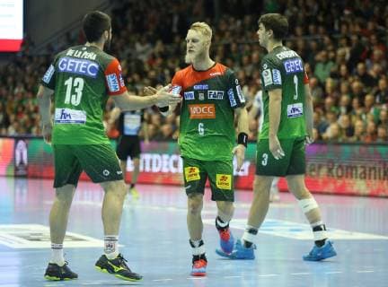 19.12.2018, xcsx, Handball DHB Pokal, SC Magdeburg - Frisch Auf! Goeppingen emspor, v.l. Juan De La Pena (SC Magdeburg) jubelt mit Matthias Musche (SC Magdeburg) nach Torerfolg. Jubel, Emotion (DFL DFB REGULATIONS PROHIBIT ANY USE OF PHOTOGRAPHS as IMAGE SEQUENCES and or QUASI-VIDEO) Magdeburg