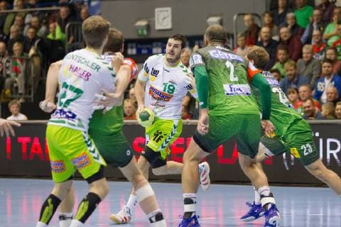 Ivan Sliskovic (Nr. 19 Frisch Auf Goeppingen) sieht sich Zeljko Musa (Nr. 2 SC Magdeburg) und Albin Lagergren (Nr. 23 SC Magdeburg) gegenueber SC Magdeburg vs Frisch Auf Goeppingen SC Magdeburg vs Frisch Auf Goeppingen, Handball, DHB-Pokal Viertelfinale, Saison 2018 2019, 19.12.2018 Magdeburg Copyright: xEIBNER DanielxReineltx EP_DRT