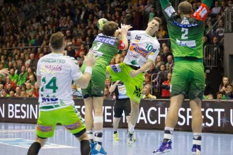 Sebastian Heymann (Nr. 10 Frisch Auf Goeppingen) wird von Piotr Chrapkowski (Nr. 3 SC Magdeburg) gefoult SC Magdeburg vs Frisch Auf Goeppingen SC Magdeburg vs Frisch Auf Goeppingen, Handball, DHB-Pokal Viertelfinale, Saison 2018 2019, 19.12.2018 Magdeburg Copyright: xEIBNER DanielxReineltx EP_DRT